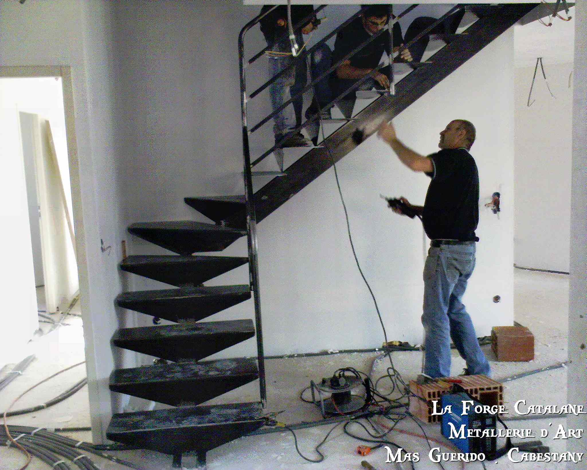 escalier limon central marches tole pliee 3 forge catalane.jpg